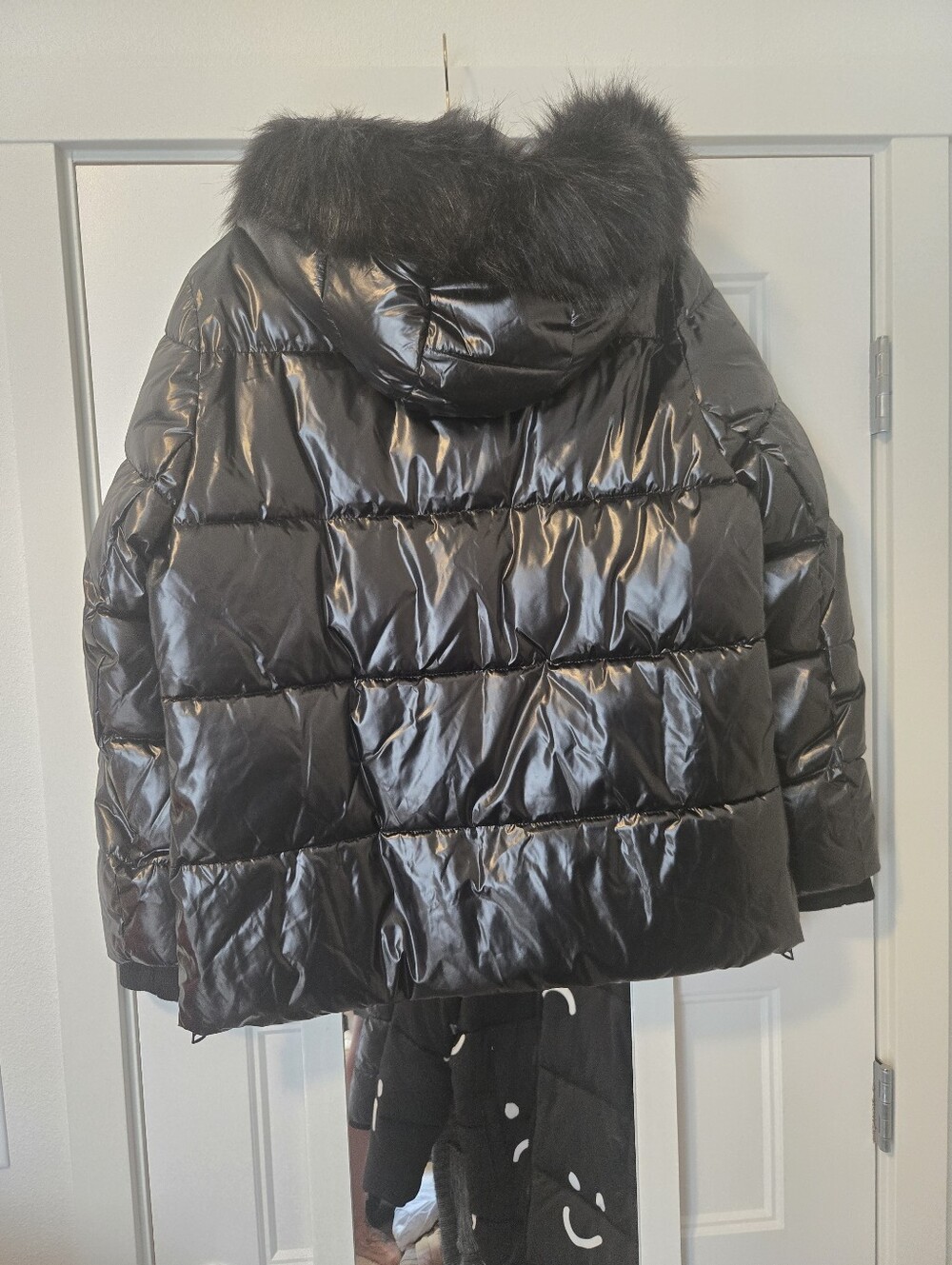 NWT!! DKNY Glossy Black Quilted Puffer with Fur-Trim Hood. Size L - Picture 2 of 6